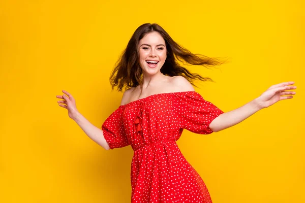 Foto retrato de alegre chica feliz riendo en vestido impreso bailando en verano aislado vibrante color amarillo fondo —  Fotos de Stock