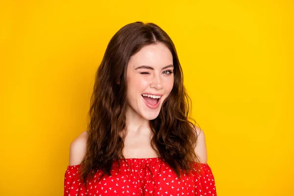 Foto retrato de menina agradável na camisa vermelha surpreendido piscando piscar isolado vívido cor amarela fundo — Fotografia de Stock