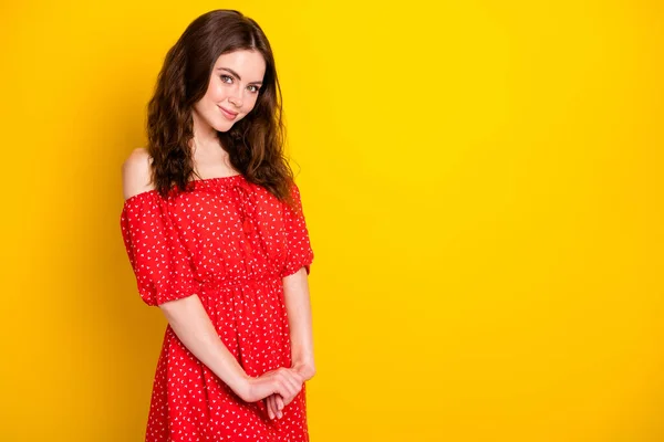 Foto retrato de chica feliz con el pelo ondulado en vestido rojo sonriendo en verano aislado color amarillo vibrante fondo —  Fotos de Stock