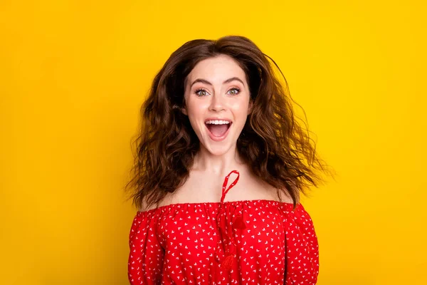 Zdjęcie portret szczęśliwej dziewczyny z falowanymi włosami w czerwonej koszuli zdumiony skacząc do góry śmiejąc się odizolowany żywy żółty kolor tła — Zdjęcie stockowe