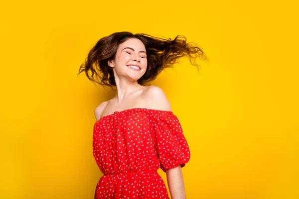 Foto retrato de menina sonhadora com cabelo ondulado em vestido vermelho dança rindo olhos fechados isolado cor amarela brilhante fundo — Fotografia de Stock