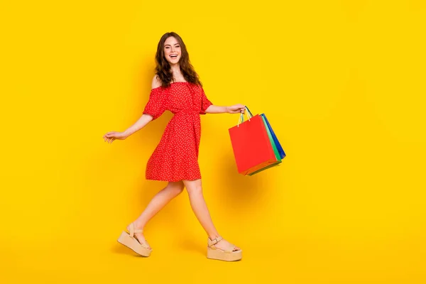 Perfil de cuerpo completo retrato de persona bastante alegre sonrisa dentada mirada cámara aislada sobre fondo de color amarillo —  Fotos de Stock