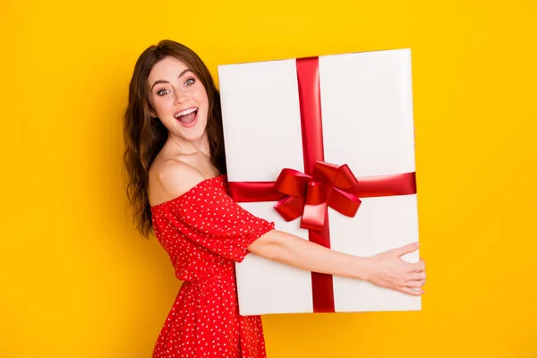 Perfil retrato de la encantadora persona positiva de las manos sostienen gran caja de regalo boca abierta aislada en el fondo de color amarillo —  Fotos de Stock