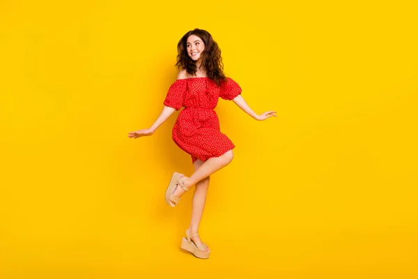 Full storlek foto av ung flicka glad positiv leende har roligt slitage klänning ser tomt utrymme isolerad över gul färg bakgrund — Stockfoto