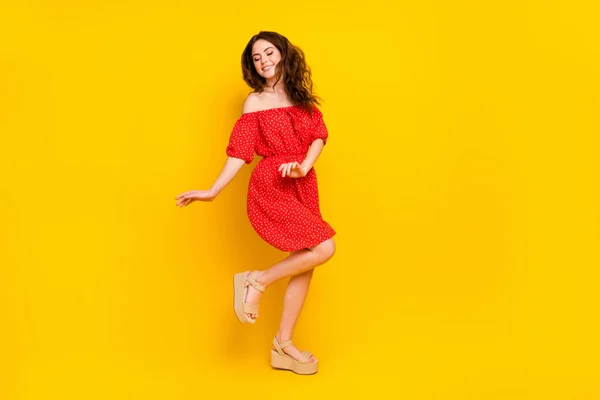 Foto de cuerpo completo de niña feliz sonrisa positiva divertirse fiesta de baile aislado sobre fondo de color amarillo — Foto de Stock