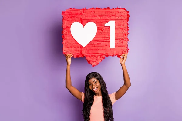 Foto de feliz bonito afro americano mulher levantar acima cabeça grande papel coração ícone isolado no fundo cor roxa — Fotografia de Stock