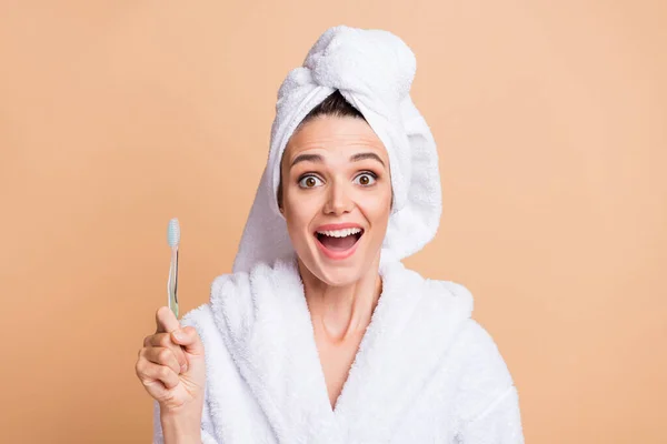 Foto de emocionado sorprendido señora feliz mantenga el cepillo de dientes buen humor asombrado aislado sobre fondo de color beige pastel — Foto de Stock