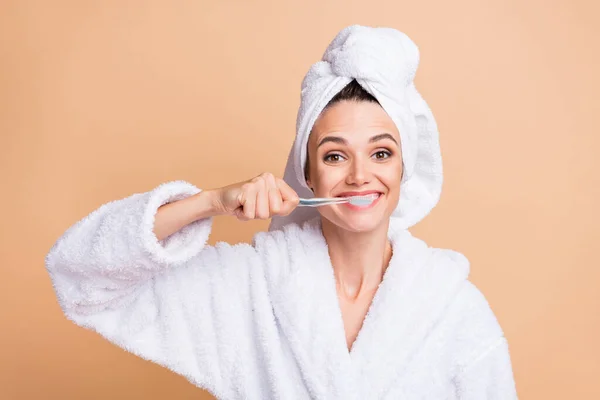 Foto von fröhlich glücklich junge Frau Zähne Zähne Zahnbürste Badezimmer isoliert auf pastellbeige Hintergrund — Stockfoto