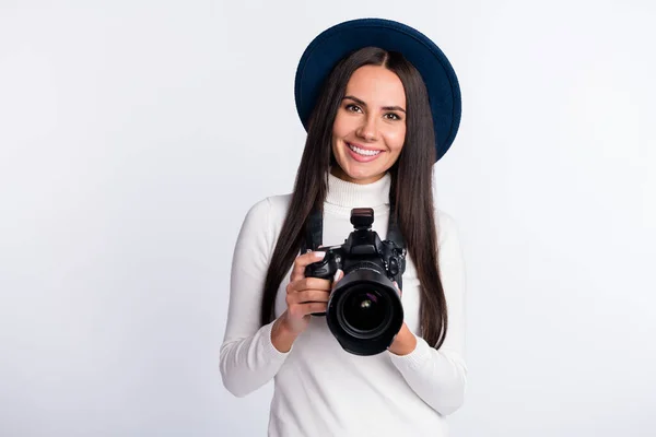 Фото привлекательной молодой счастливой леди фотограф улыбка хорошее настроение носить шляпу изолированы на сером фоне цвета — стоковое фото