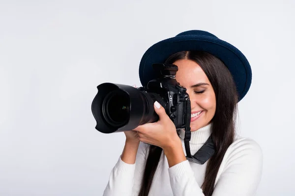 Foto wanita muda yang cantik menggemaskan mengenakan pakaian santai kamera kamera terisolasi warna latar belakang putih — Stok Foto