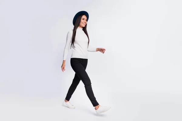 Foto de longitud completa de dulce encantadora mujer joven usar traje casual caminando buscando espacio vacío aislado color blanco fondo — Foto de Stock