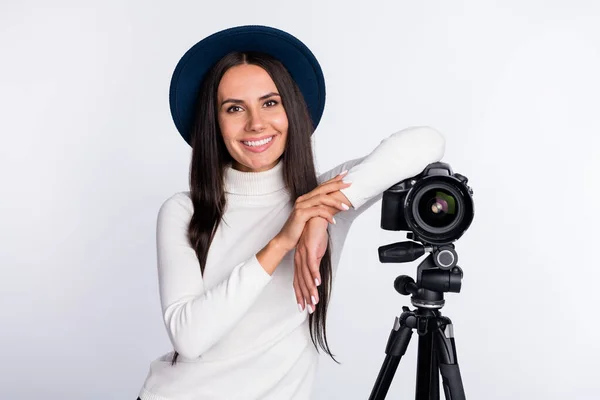 Фото довольно милая молодая женщина носить случайный наряд записи видео современная камера улыбается изолированный белый цвет фона — стоковое фото