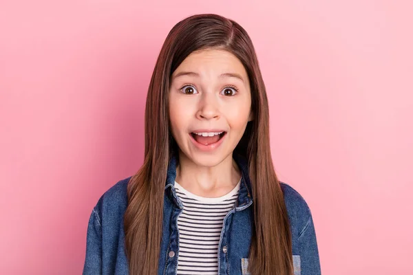 Foto retrato de menina pequena espantada vestindo jaqueta de ganga abriu a boca isolada no fundo cor-de-rosa pastel — Fotografia de Stock