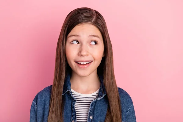 Foto portret van meisje dragen jeans jas nieuwsgierig dromerig kijken lege ruimte geïsoleerd op pastel roze kleur achtergrond — Stockfoto