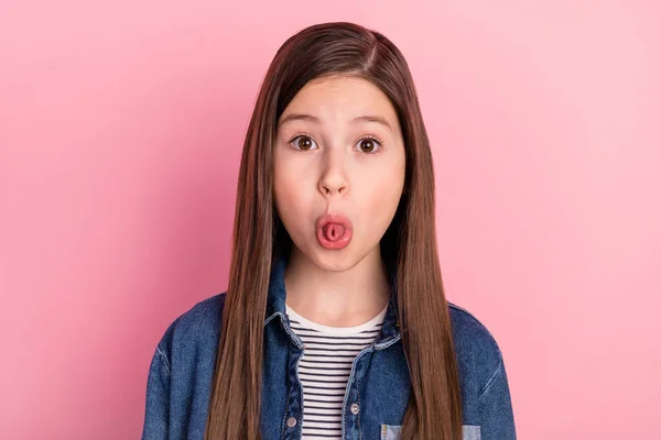 파스텔 핑크 색 배경에 외따로 떨어져 있는 혀를 무모하게 움직 이는 작은 소녀의 사진 — 스톡 사진