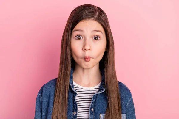 Foto retrato de menina pequena olhando sorridente em roupas de ganga isolado no fundo cor-de-rosa pastel — Fotografia de Stock