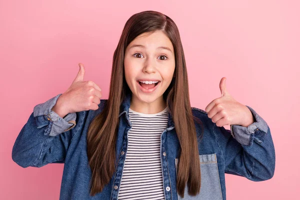 Foto retrato de menina mostrando gesto de polegar para cima sorrindo alegre feliz isolado no fundo cor-de-rosa pastel — Fotografia de Stock
