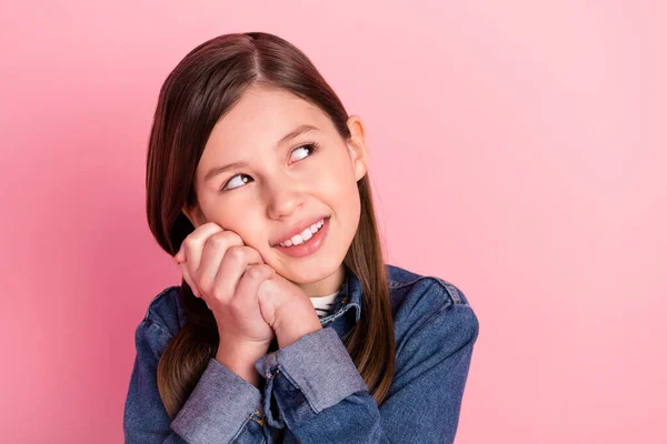 Foto retrato de menina bonito doce sorrindo olhando espaço em branco isolado no fundo cor-de-rosa pastel — Fotografia de Stock