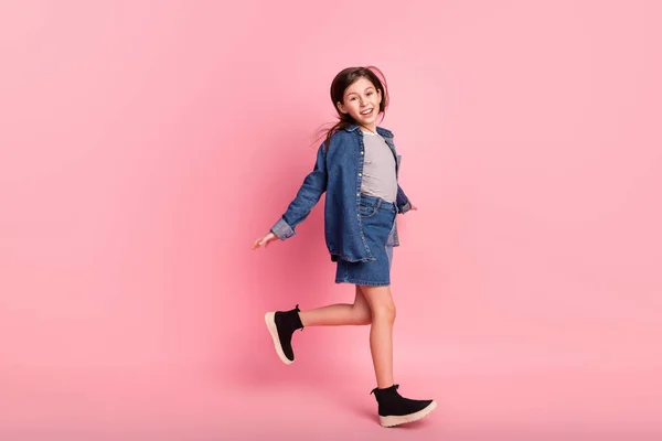 Volledige lengte body size foto lachend meisje springen omhoog lachen gelukkig geïsoleerde pastel roze kleur achtergrond — Stockfoto