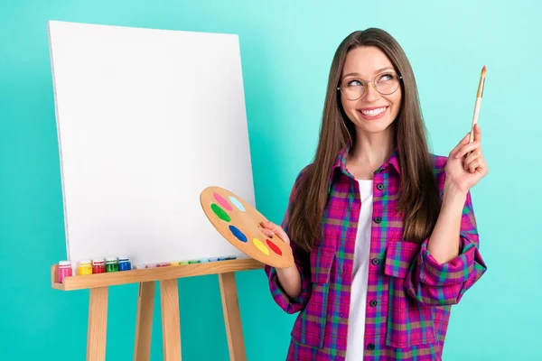 Портрет привлекательной модной веселой девушки живописи картины пространство, изолированное на ярко-бирюзовом фоне — стоковое фото