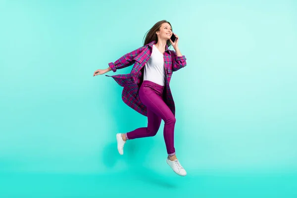 Full längd kroppsstorlek bild av attraktiva trendiga glada flicka hoppa ringer telefonen isolerad över ljusa teal färg bakgrund — Stockfoto
