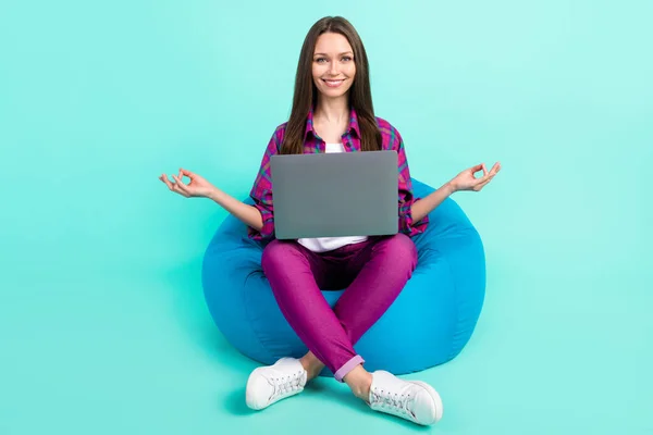 In voller Länge Foto der Ruhe junge Dame sitzen auf Tasche meditieren mit Laptop tragen Hemdhosen isoliert auf teal Farbhintergrund — Stockfoto