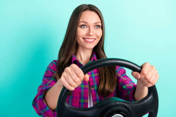 Foto av optimistiska raka frisyr ung dam enhet bil bära rutig skjorta isolerad på levande teal färg bakgrund — Stockfoto