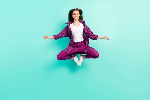 Foto de tamaño completo de descanso salto de dama joven hacen pose usar pantalones de camisa aislados en fondo de color verde azulado vivo —  Fotos de Stock