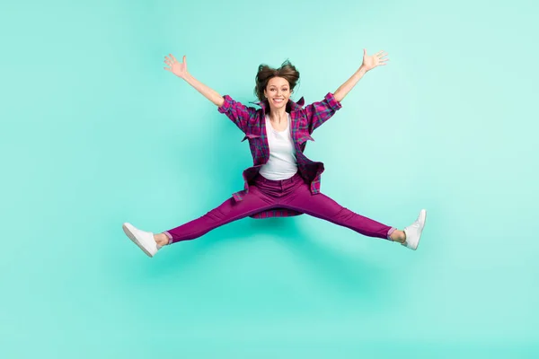 Вид в полный рост на привлекательную жизнерадостную девушку, прыгающую весело, изолированную на ярком цветовом фоне — стоковое фото
