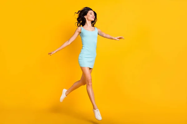 Zdjęcie marzycielski inspirowane pani skok run wygląd puste miejsce nosić niebieski mini sukienka buty odizolowany żółty kolor tło — Zdjęcie stockowe