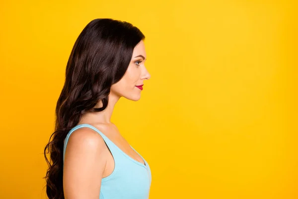 Foto de perfil de chica encantadora tranquila mirada espacio vacío desgaste azul superior aislado color amarillo fondo —  Fotos de Stock