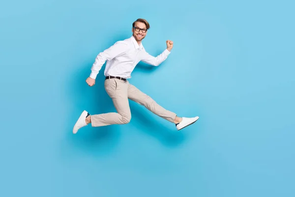 Profil complet du corps photo de côté de joyeux joyeux jeune homme courir vente bonne humeur isolé sur fond de couleur bleue — Photo