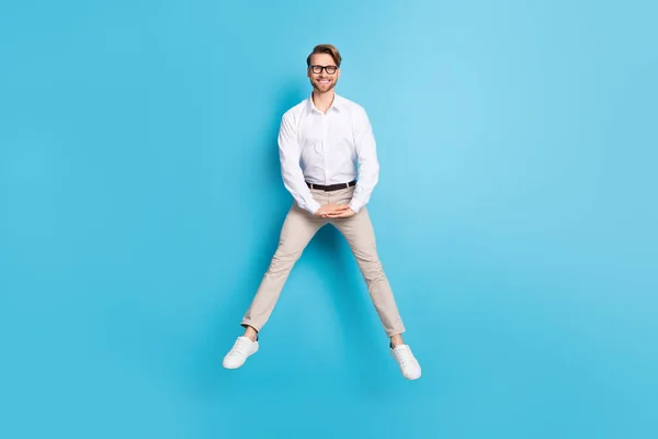 Teljes hossz testméret kilátás vonzó funky vidám férfi jumping szórakozás pózol elszigetelt felett élénk kék színű háttér — Stock Fotó