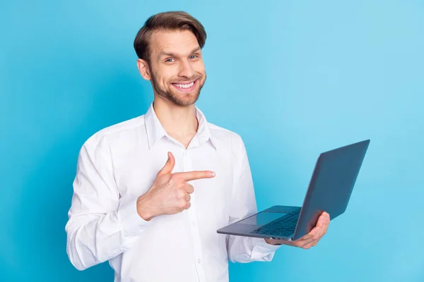 Portret atrakcyjnego wesołego mężczyzny trzymającego w dłoniach demonstrującego laptopa odizolowanego na jasnoniebieskim tle — Zdjęcie stockowe