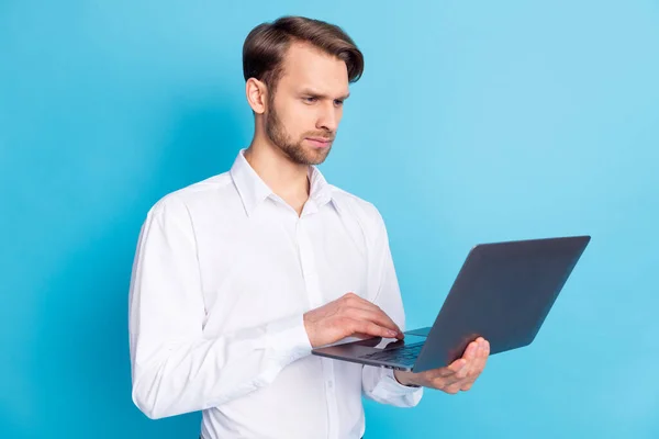 Zdjęcie skupiony młody człowiek wygląd laptop blogger praca biznesmen skoncentrowany twarz odizolowany na tle niebieskiego koloru — Zdjęcie stockowe