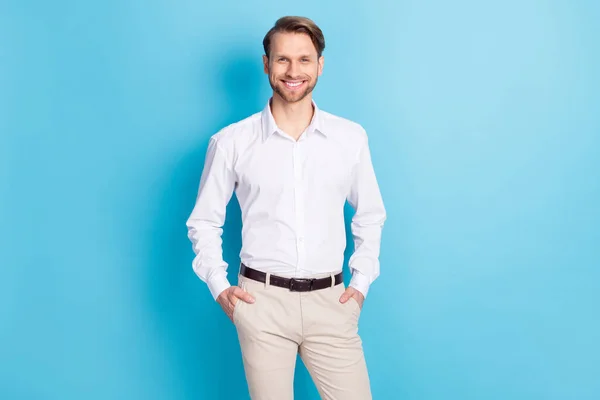 Foto di felice positivo giovane uomo tenere le mani pantaloni tasche sorriso isolato su sfondo di colore blu pastello — Foto Stock