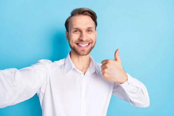 Photo of happy charming young man take selfie camera show thumb-up recommend isolated on blue color background — Stock Photo, Image