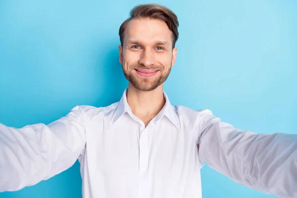 Zdjęcie uroczy szczęśliwy młody człowiek trzymać za ręce aparat zrobić selfie izolowane na tle niebieskiego koloru — Zdjęcie stockowe