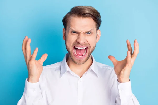 Foto de infeliz irritado furioso jovem levantar as mãos mau humor isolado no fundo cor azul pastel — Fotografia de Stock