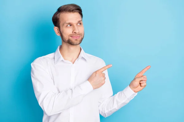 Retrato de chico alegre atractivo demostrando espacio de copia lugar anuncio aislado sobre fondo de color azul brillante —  Fotos de Stock