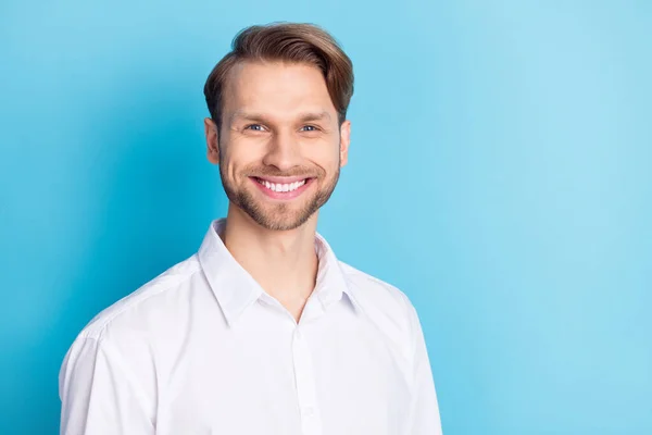 Fénykép boldog pozitív bájos fiatalember mosoly üzletember elszigetelt pasztell kék szín háttér — Stock Fotó