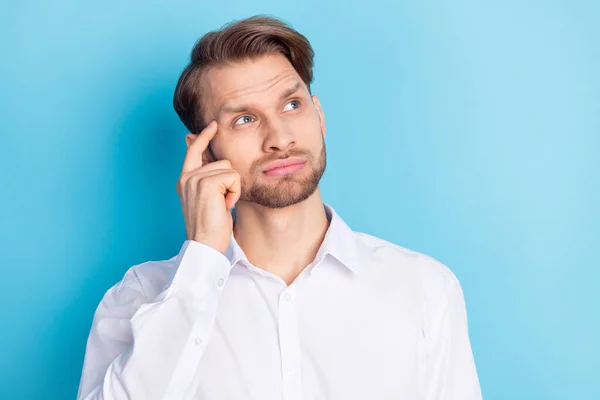 Retrato de chico atractivo pensando demasiado pista de espacio de copia aislado sobre fondo de color azul brillante — Foto de Stock