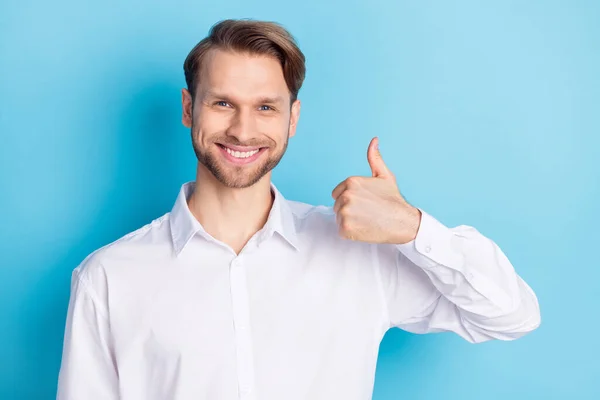 Portrét atraktivní veselý chlap ukazující palec up reklama souhlasit důvěra izolované přes jasně modré barvy pozadí — Stock fotografie