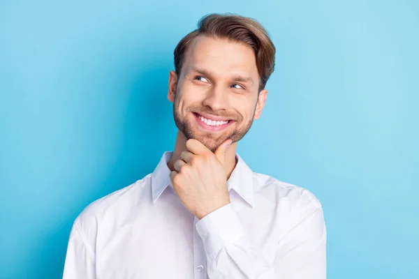 Foto de feliz sueño positivo encantador joven buscar espacio vacío pensar aislado sobre fondo de color azul — Foto de Stock