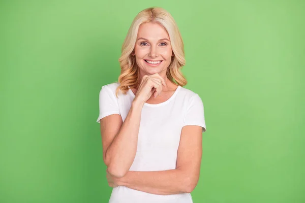 Foto de negocio optimista rubia senior lady mano desgaste blanco camiseta aislada sobre fondo de color verde —  Fotos de Stock