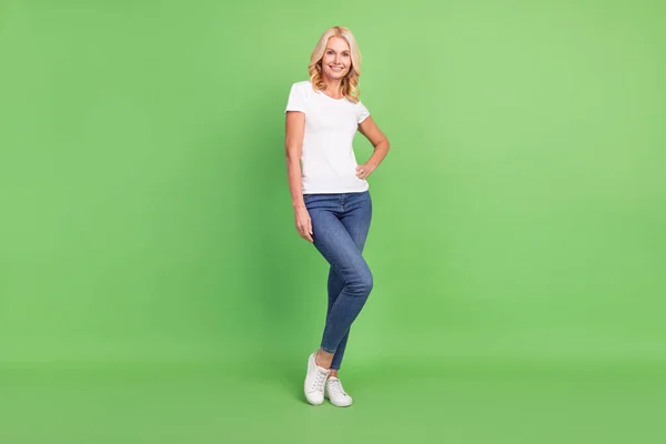 Longitud completa cuerpo tamaño foto mujer usando casual traje confiado sonriendo aislado en pastel verde color fondo — Foto de Stock