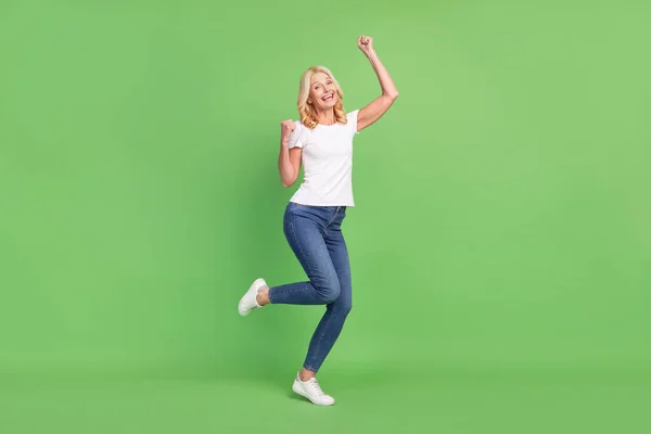 Longitud completa tamaño del cuerpo foto mujer haciendo gestos como ganador con traje casual aislado sobre fondo de color verde pastel —  Fotos de Stock