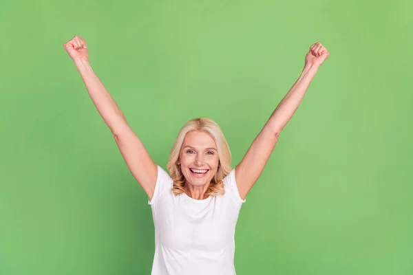 Zdjęcie portret senior kobieta overjoyed szczęśliwy gest jak zwycięzca odizolowany pastel zielony kolor tło — Zdjęcie stockowe
