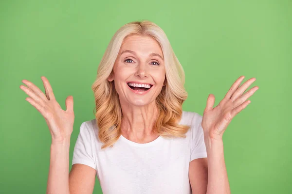 Zdjęcie portret senior kobieta śmiejąc się overjoyed zdumiony wesoły szczęśliwy odizolowany pastel zielony kolor tło — Zdjęcie stockowe