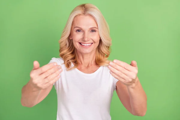 Foto retrato mulher mais velha sorrindo mostrando vir no sinal feliz isolado pastel cor verde fundo — Fotografia de Stock